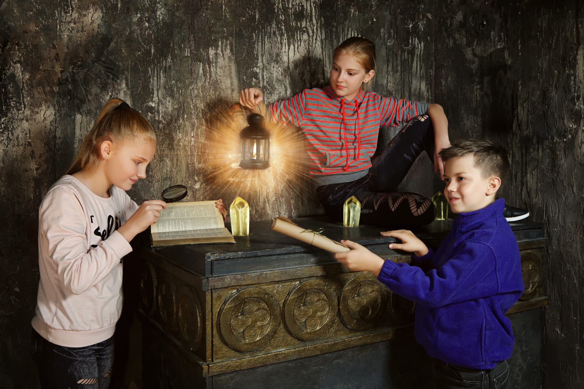 kinder spielen ein escape-room-spiel