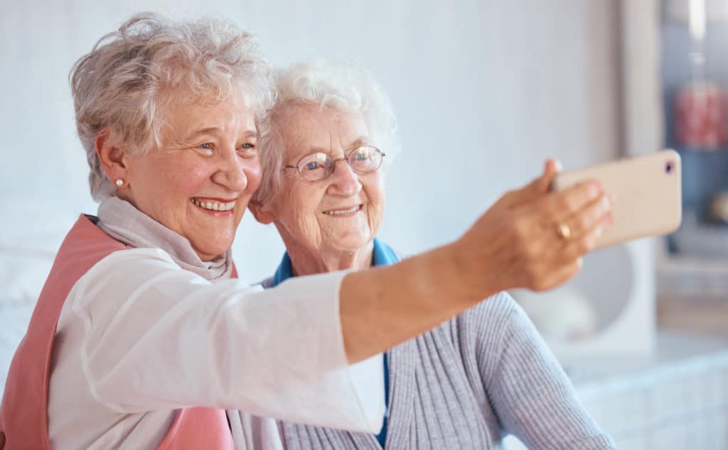 seniorinnen mit smartphone
