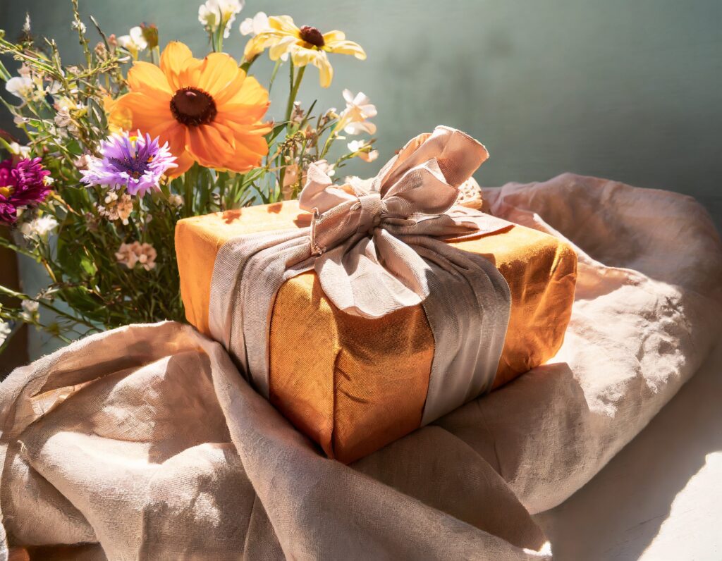 Furoshiki geschenke nachhaltig verpacken